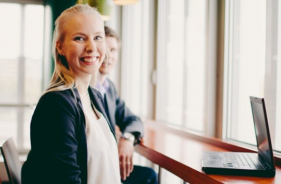Hymyilevä nuori nainen.