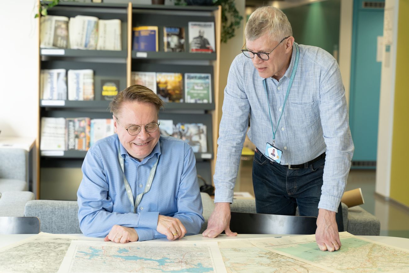 Antti Jakobsson ja Jukka Rahkonen katselevat vanhoja karttoja.