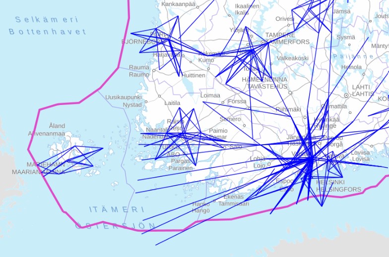 Traficomin karttatasot sisältävät tietoa muun muassa lentoreiteistä (siniset viivat) ja Suomen merialueen rajoista (pinkki viiva, karttataso: Aluemeren raja). Lentoreittien visualisointi on koostettu seuraavista karttatasoista: Air Route Link, Standard Instrument Departure ja Standard Instrument Arrival. Lähde: Kuvakaappaus Paikkatietoikkunasta 25.10.2024.