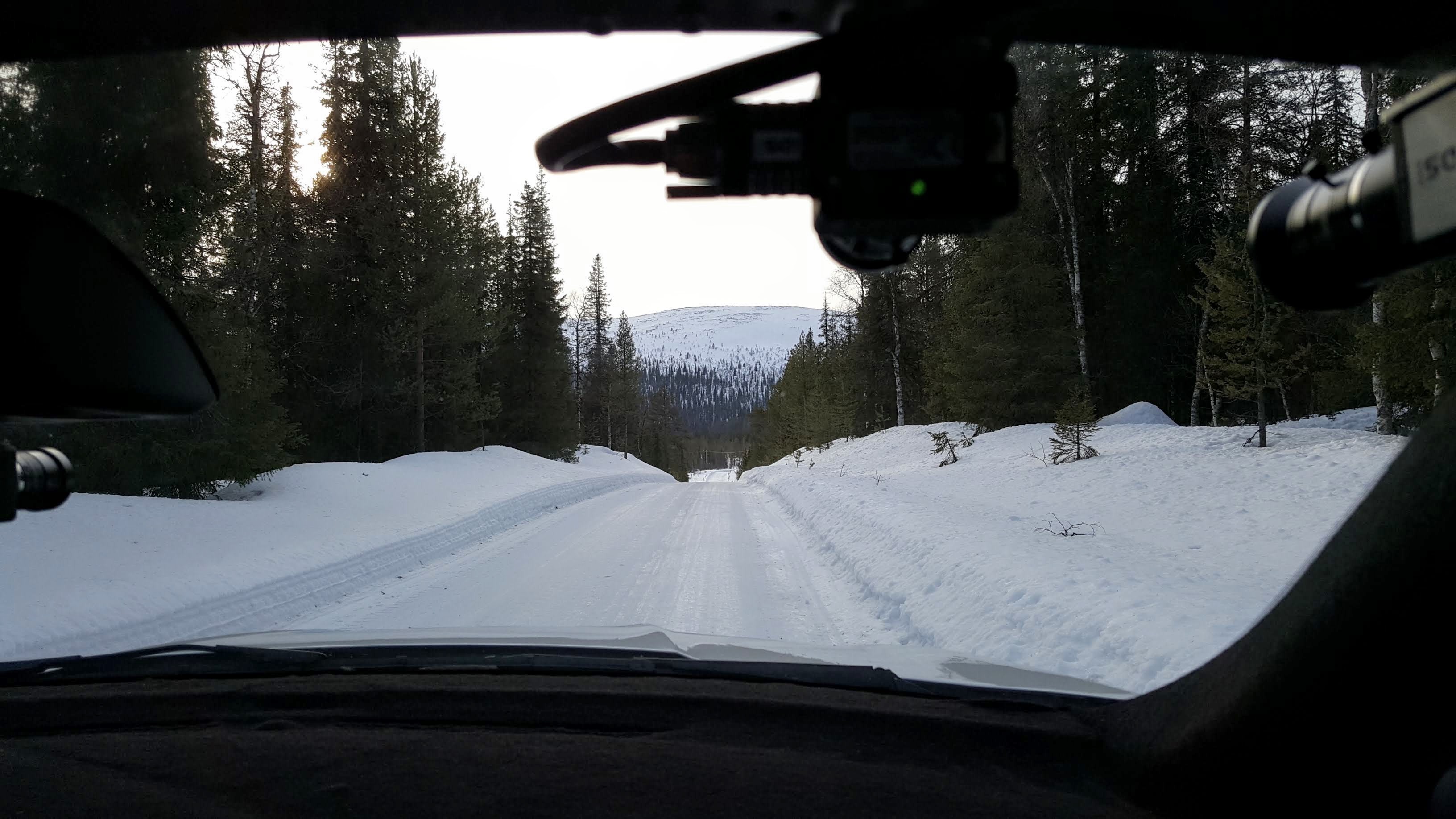 Luminen tunturimaisema ja kapea, polanteinen tie tarjoaa haastetta ja liukkautta autonomiseen ajamiseen.