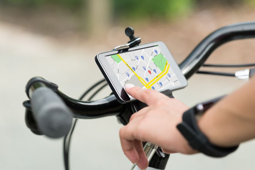 Kuva pyörästä, jonka tankoon on kiinnitetty älypuhelin jossa näkyy navigointiohjelma