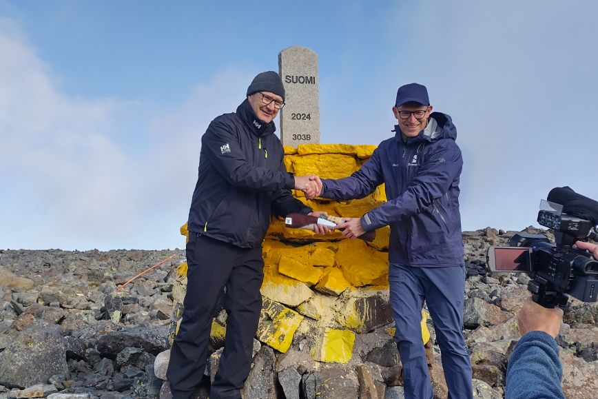 The director general of the Land Surveying Institute, Pasi Patrikainen, put Halti's heart stone in place together with Johnny Welle, director general of Norway's mapping authority, Kartverket.