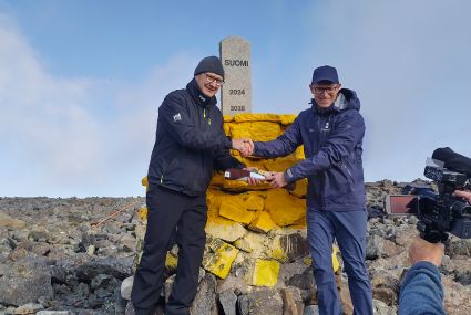 The director general of the Land Surveying Institute, Pasi Patrikainen, put Halti's heart stone in place together with Johnny Welle, director general of Norway's mapping authority, Kartverket.